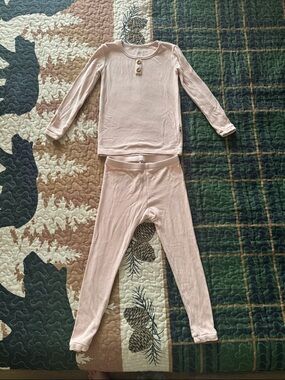 Kyte Baby 4T, Girls Super Soft Long Sleeve Thermal Pajama Set - Light Pink